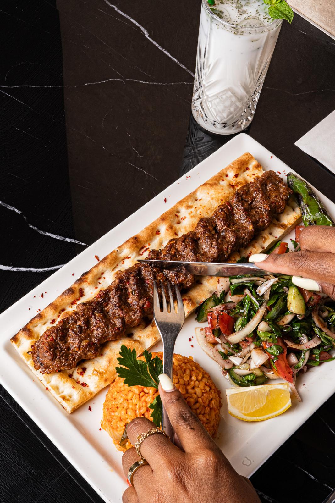 Adana kebab, blé et salade